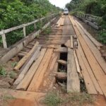 Fuentes: IPS [Un maltrecho puente de la carretera BR-319, en el corazón de la Amazonia, que el gobierno brasileño piensa reconstruir en su tramo central de 405 kilómetros, de un total de 885, porque su deterioro impide el tránsito. Los que se aventuran demoran tres veces el tiempo normal para cruzarla, con el riesgo de dañar gravemente los vehículos. Foto: Tarmo Taming / Flickr ]