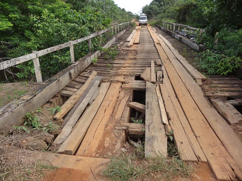 Fuentes: IPS [Un maltrecho puente de la carretera BR-319, en el corazón de la Amazonia, que el gobierno brasileño piensa reconstruir en su tramo central de 405 kilómetros, de un total de 885, porque su deterioro impide el tránsito. Los que se aventuran demoran tres veces el tiempo normal para cruzarla, con el riesgo de dañar gravemente los vehículos. Foto: Tarmo Taming / Flickr ]