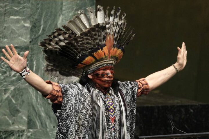 Nilson Tuwe Huni KuÄ©, lÃ­der indÃ­gena de la Amazonia brasileÃ±a, durante su intervenciÃ³n en un evento mundial sobre paz y diversidad religiosa en la sede de las Naciones Unidas de Nueva York, en febrero de 2013. rn rn