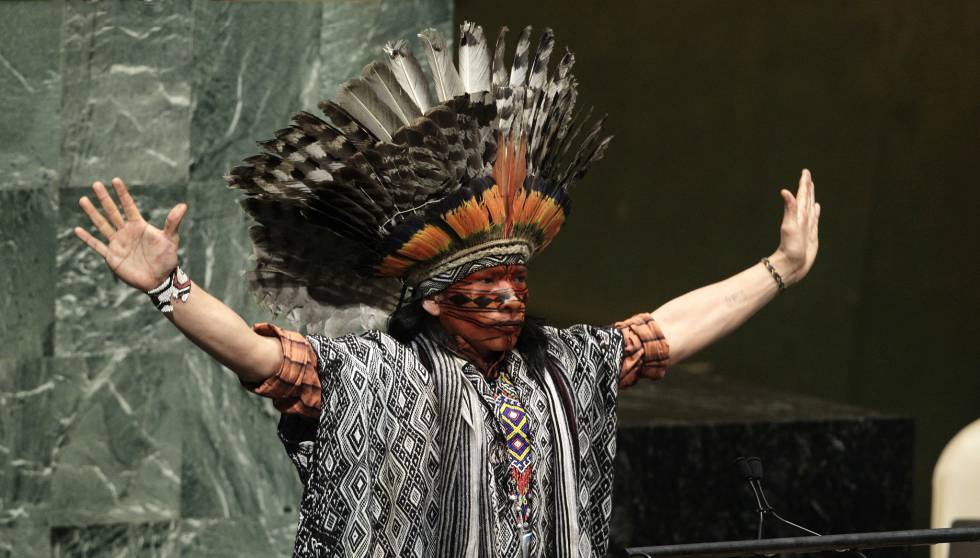 Nilson Tuwe Huni KuÄ©, lÃ­der indÃ­gena de la Amazonia brasileÃ±a, durante su intervenciÃ³n en un evento mundial sobre paz y diversidad religiosa en la sede de las Naciones Unidas de Nueva York, en febrero de 2013. rn rn