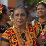 Una mujer vestida de tehuana, traje tradicional de Oaxaca