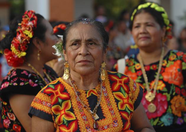 Una mujer vestida de tehuana, traje tradicional de Oaxaca